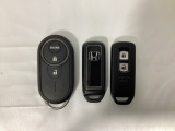 スマートキーを装備しています。鍵を差し込むことなくドアロックの開け閉めと、スタートボタン操作でのエンジンスタートができます。加えて、純正リモコンエンジンスターター用の操作キーもついています。