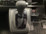 CVT車のセレクトレバーです。低速から高速まで、変速ショックのないスムーズな走りと、エンジン効率のよい領域を維持して燃費にも貢献します。サイドブレーキはスイッチ操作の電子制御パーキングブレーキです。