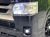 【LEDヘッドライト】悪天候や夜間走行時も良好な視界を確保し安心して運転できる高輝度LEDヘッドライトを装備!点灯速度が早く、消費電力も抑えられています。