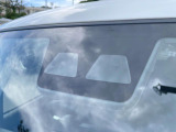 【スマートアシスト】走行中に前方の車両等を認識し、衝突しそうな時は警報とブレーキで衝突回避と被害軽減をアシスト。より安全にドライブをお楽しみいただけます。
