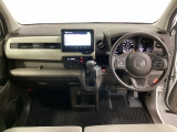 車内は光触媒抗菌消臭施工済です。インパネ周りはスタイリッシュなデザインで機能や装備も充実しています。グローブボックスやカップホルダーのほかにトレーなどたくさんの収納スペースが付いています。