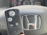 【Hondaスマートキー】カバンやポケットに入れたままでもドアの施錠・解錠が可能なスマートキーを装備。エンジンのオン・オフ時もカギを取り出す必要が無いからとっても便利です♪