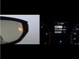 隣車線を走る車両をレーダーで検知し、ドアミラーでは確認しにくい後側方エリアに存在する車両に加え、急接近してくる車両も検知します。車両を検知するとドアミラーに搭載されたLEDインジケーターが点灯します。