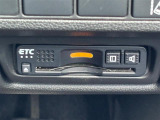 【ETC】有料道路を利用する際に料金所で停止することなく通過できる、ETC車載器(ノンストップ自動料金収受システム機器)が装備されています。セットアップを行うことで利用可能になります。