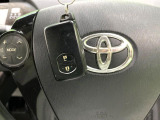【スマートキー】カバンやポケットに入れたままでもドアの施錠・解錠が可能なスマートキーを装備。エンジンのオン・オフ時もカギを取り出す必要が無いからとっても便利です♪
