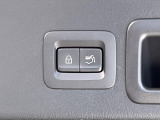 【パワーバックドア】スマートキーや運転席のボタンを押すだけでリアゲートが自動で開閉します!荷物を持っている時や、高い位置にあるバックドアを閉める際に便利な機能です♪