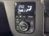 【オートエアコン】一度お好みの温度に設定すれば、車内の温度を検知し風量や温度を自動で調整。暑い…寒い…と何度もスイッチ操作をする必要はありません。快適な車内空間には必須の機能ですね♪