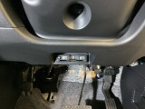 ハンドルの下にETCがついています。高速道路の料金所の通過も楽々です!。 カードの取り出しもしやすい場所についています。