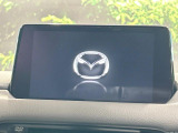 【8インチマツダコネクト】車内の雰囲気にマッチした大型のディスプレイ。スマホ接続でのナビ使用やBluetooth再生等、様々な機能が楽しめます。直感的なダイヤル操作が可能で、使い勝手も良好です。