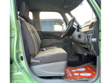 運転席は、ドライバーと車との大切な接点です。快適なシートや操作性の良いハンドルが、長時間のドライブを楽しくしてくれますね。