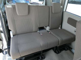 車いすを積載しないときは前席2名乗車・後席2名乗車合計4名乗車できます。