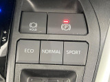 【電動パーキングブレーキ】パーキングブレーキは便利な電動式!ボタン一つで操作でき、アクセルを踏めば自動で解除されます♪レバーやペダルが無いので運転席廻りもすっきりしますね♪