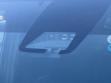 【トヨタセーフティセンス】走行中に前方の車両等を認識し、衝突しそうな時は警報とブレーキで衝突回避と被害軽減をアシスト。より安全にドライブをお楽しみいただけます。