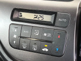 【オートエアコン】一度お好みの温度に設定すれば、車内の温度を検知し風量や温度を自動で調整。暑い…寒い…と何度もスイッチ操作をする必要はありません。快適な車内空間には必須の機能ですね♪