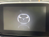 【マツダコネクトナビ】車内の雰囲気にマッチした一体型タイプのナビ。各種車輌設定やBluetooth再生等、様々な機能が楽しめます。直感的なダイヤル操作が可能で、使い勝手も良好です。