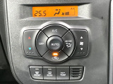 【オートエアコン】一度お好みの温度に設定すれば、車内の温度を検知し風量や温度を自動で調整。暑い…寒い…と何度もスイッチ操作をする必要はありません。快適な車内空間には必須の機能ですね♪