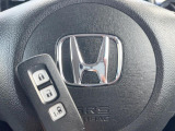 【Hondaスマートキー】カバンやポケットに入れたままでもドアの施錠・解錠が可能なスマートキーを装備。エンジンのオン・オフ時もカギを取り出す必要が無いからとっても便利です♪