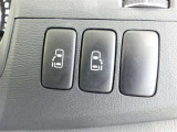 車内からもスイッチひとつで楽にドアの開閉が可能です。電動なので開閉時に力を使う必要がなく、半ドアになることもありません!