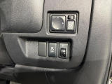 【電動格納ミラー】サイドミラーは電動格納式となっており、狭い駐車場でもキズがつくリスクを抑えられます。