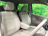 運転席まわりには十分なスペースがあり、大柄な方でもゆったり運転していただける環境です。