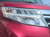 【LEDヘッドライト】悪天候や夜間走行時も良好な視界を確保し安心して運転できる高輝度LEDヘッドライトを装備!点灯速度が早く、消費電力も抑えられています。