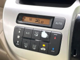 【オートエアコン】一度お好みの温度に設定すれば、車内の温度を検知し風量や温度を自動で調整。暑い…寒い…と何度もスイッチ操作をする必要はありません。快適な車内空間には必須の機能ですね♪
