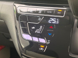 【オートエアコン】一度お好みの温度に設定すれば、車内の温度を検知し風量や温度を自動で調整。暑い…寒い…と何度もスイッチ操作をする必要はありません。快適な車内空間には必須の機能ですね♪