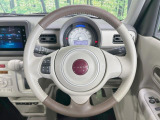 インテリアに合わせたデザインのステアリングは、運転される方のことも考え、運転しやすい形状、大きさです。是非一度、実際に触ってお確かめください。