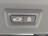 ●電動リアゲート:ワンタッチでリアゲートの開閉ができ、荷物などで両手が塞がっている状態でも簡単に開閉ができる便利機能です。