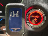 【Hondaスマートキー】カバンやポケットに入れたままでもドアの施錠・解錠が可能なスマートキーを装備。エンジンのオン・オフ時もカギを取り出す必要が無いからとっても便利です♪