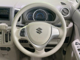 インテリアに合わせたデザインのステアリングは、運転される方のことも考え、運転しやすい形状、大きさです。是非一度、実際に触ってお確かめください。