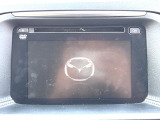 【マツダコネクトナビ】車内の雰囲気にマッチした一体型タイプのナビ。各種車輌設定やBluetooth再生等、様々な機能が楽しめます。直感的なダイヤル操作が可能で、使い勝手も良好です。
