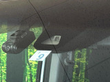 【ホンダセンシング】走行中に前方の車両等を認識し、衝突しそうな時は警報とブレーキで衝突回避と被害軽減をアシスト。より安全にドライブをお楽しみいただけます。