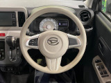 インテリアに合わせたデザインのステアリングは、運転される方のことも考え、運転しやすい形状、大きさです。是非一度、実際に触ってお確かめください。