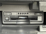 【ETC2.0(DSRC/ITSスポット)】ETCカードを挿入すれば料金所はノンストップで通過できます。ETC限定の割引や、高速道路の情報提供サービスを利用できます。