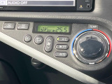【オートエアコン】一度お好みの温度に設定すれば、車内の温度を検知し風量や温度を自動で調整。暑い…寒い…と何度もスイッチ操作をする必要はありません。快適な車内空間には必須の機能ですね♪