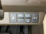 ハンドルの右側にはヘットライトリベライザーとHondaセンシング用のメインスイッチがついています。ヘッドライトリベライザーは道路状況や積荷の加重に応じてライトの高さを調節できます。