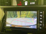 【バックカメラ】駐車時に後方がリアルタイム映像で確認できます。大型商業施設や立体駐車場での駐車時や、夜間のバック時に大活躍!運転スキルに関わらず、今や必須となった装備のひとつです!