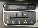 【オートエアコン】一度お好みの温度に設定すれば、車内の温度を検知し風量や温度を自動で調整。暑い…寒い…と何度もスイッチ操作をする必要はありません。快適な車内空間には必須の機能ですね♪