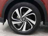 195/60R17タイヤ&17×6Jアルミホイール(切削光輝+ブラック塗装)を装着しています。