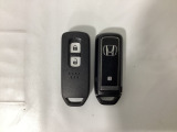 スマートキーを装備しています。鍵を差し込むことなくドアロックの開け閉めと、スタートボタン操作でのエンジンスタートができます。スペアキーも同じものを用意しております。