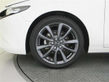 機敏さを引き立てる純正アルミ 215/45 R18 装着!