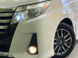 【LEDヘッドライト】悪天候や夜間走行時も良好な視界を確保し安心して運転できる高輝度LEDヘッドライトを装備!点灯速度が早く、消費電力も抑えられています。