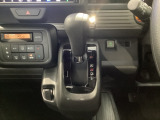 CVT車のセレクトレバーです。低速から高速まで、変速ショックのないスムーズな走りを実現するとともに、エンジン効率のよい領域を維持することで燃費にも貢献します。