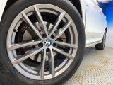 ●純正19インチアルミホイール:輸入車ならではの卓越した走りを支えるホイールと足回りです!日本車の走りに慣れている方にもぜひ体感して頂きたいほど、高いレベルでまとまっています!