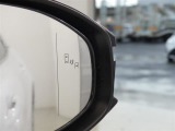 隣車線を走る車両をレーダーで検知し、ドアミラーでは確認しにくい後側方エリアに存在する車両に加え、急接近してくる車両も検知します。車両を検知するとドアミラーに搭載されたLEDインジケーターが点灯します。