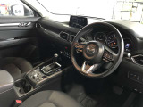視線移動が少なくドライビングに専念できるコックピット。運転中に必要な「走行情報」とそれ以外の「便利・快適情報」を明確に分けてあるので情報を得る時に迷いを少なくしています。