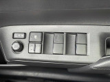 【パワーウィンドウ】ボタンを押すと窓の開け閉めが可能です♪