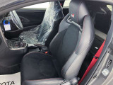高いホールド性で運転姿勢が安定します。長距離ドライブでも疲れにくいのが魅力です。快適なドライビングライフをお送りください♪