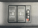 【両側スライドドア】駐車場で隣の車との間隔が狭く乗りにくい時、スライドドアなら安心!ドアオープン時も幅を取らず、開口部が広いので乗り降りがとっても簡単です。大きな荷物の出し入れも後席から可能♪